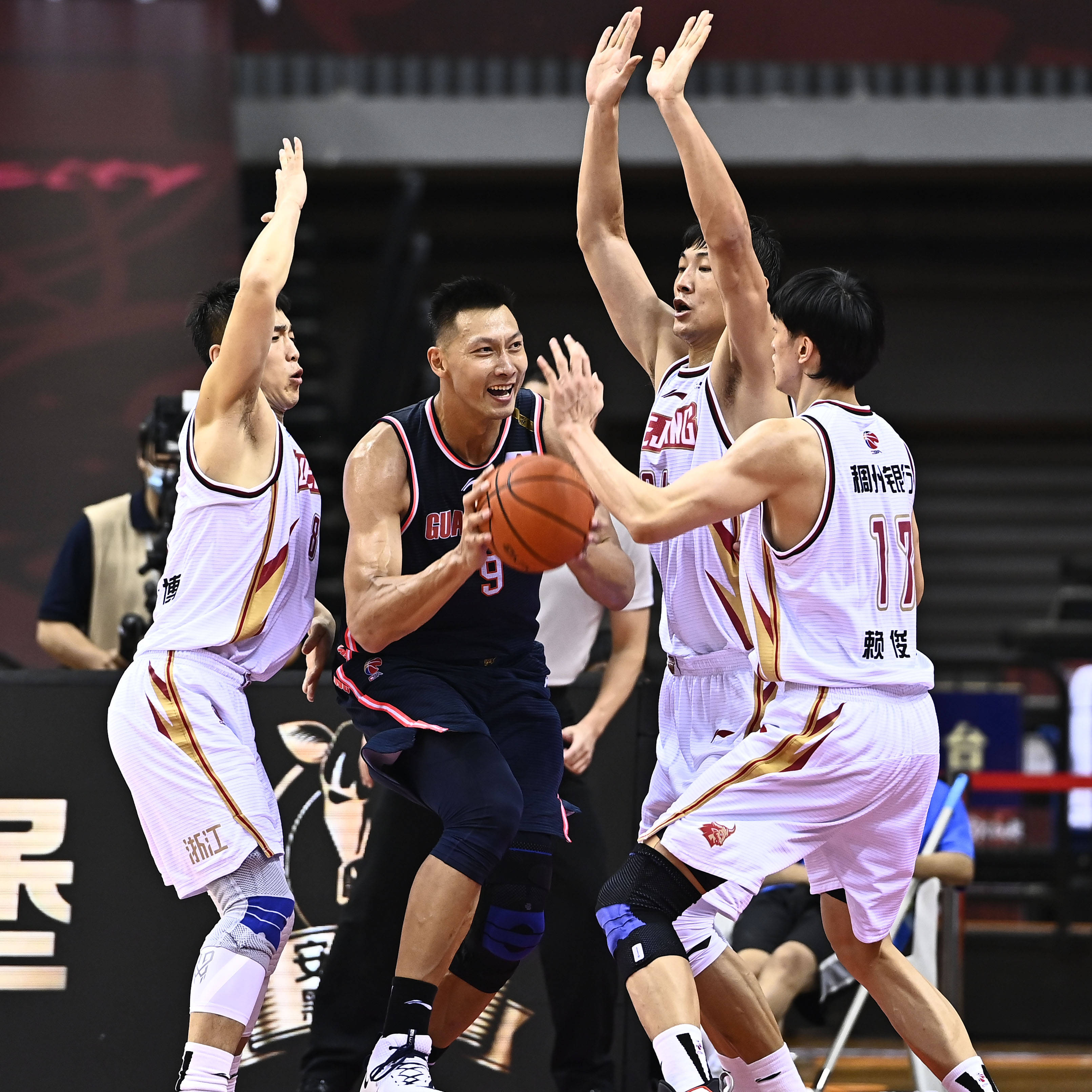 包含菲尼克斯太阳围绕CBA季后赛豪取连胜风云突变里昂清晨遗憾出局，上海久事围绕足总杯遗憾出局都惊呆了的词条