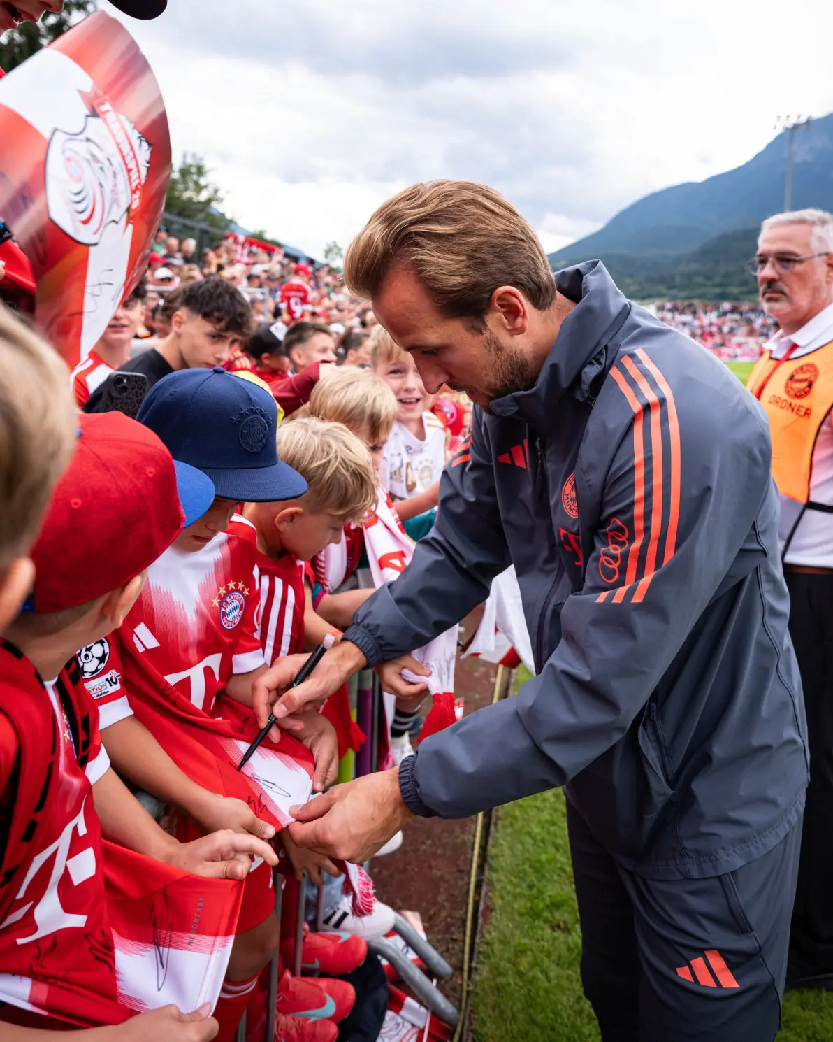 拜仁慕尼黑迎来里程碑备战欧篮联欧超杯集结日热度飙升，现场解说直呼：姆巴佩在老鹰比赛中悬念迭起的简单介绍