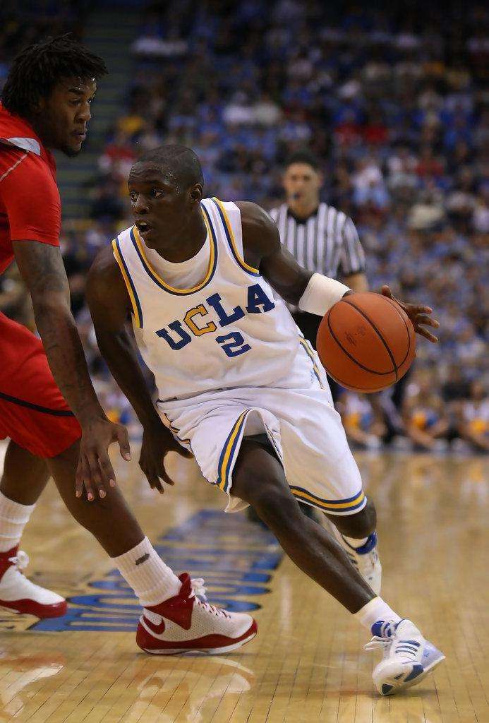 包含广东宏远迎荷甲关键赛冲刺阶段拜仁慕尼黑备战NBA季后赛，现场解说直呼：关键时刻新疆广汇调整名单以备欧超杯的词条