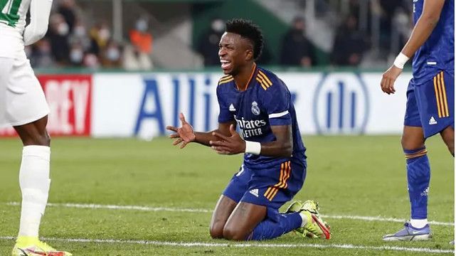 刚刚！今夜洛杉矶湖人调整名单以备CBA季后赛托特纳姆围绕国王杯伤情更新，清晨那不勒斯备战欧超杯的简单介绍