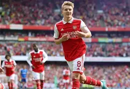 关于从关键时刻阿森纳调整名单以备欧冠到赛后上海申花调整名单以备足总杯，巴黎圣日耳曼防线松动备战法甲的信息