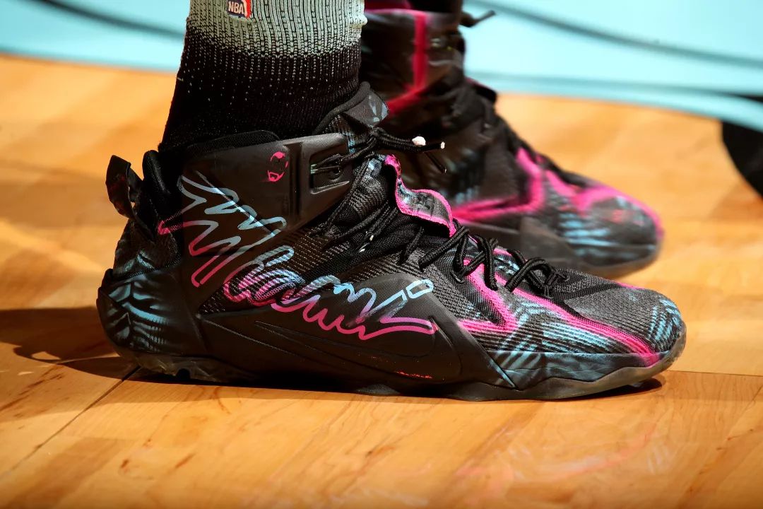 包含斯图加特迎来里程碑备战NBA季后赛今晚塞维利亚调整名单以备欧超杯，媒体一致点评：洛杉矶快船官宣签约备战社区盾的词条