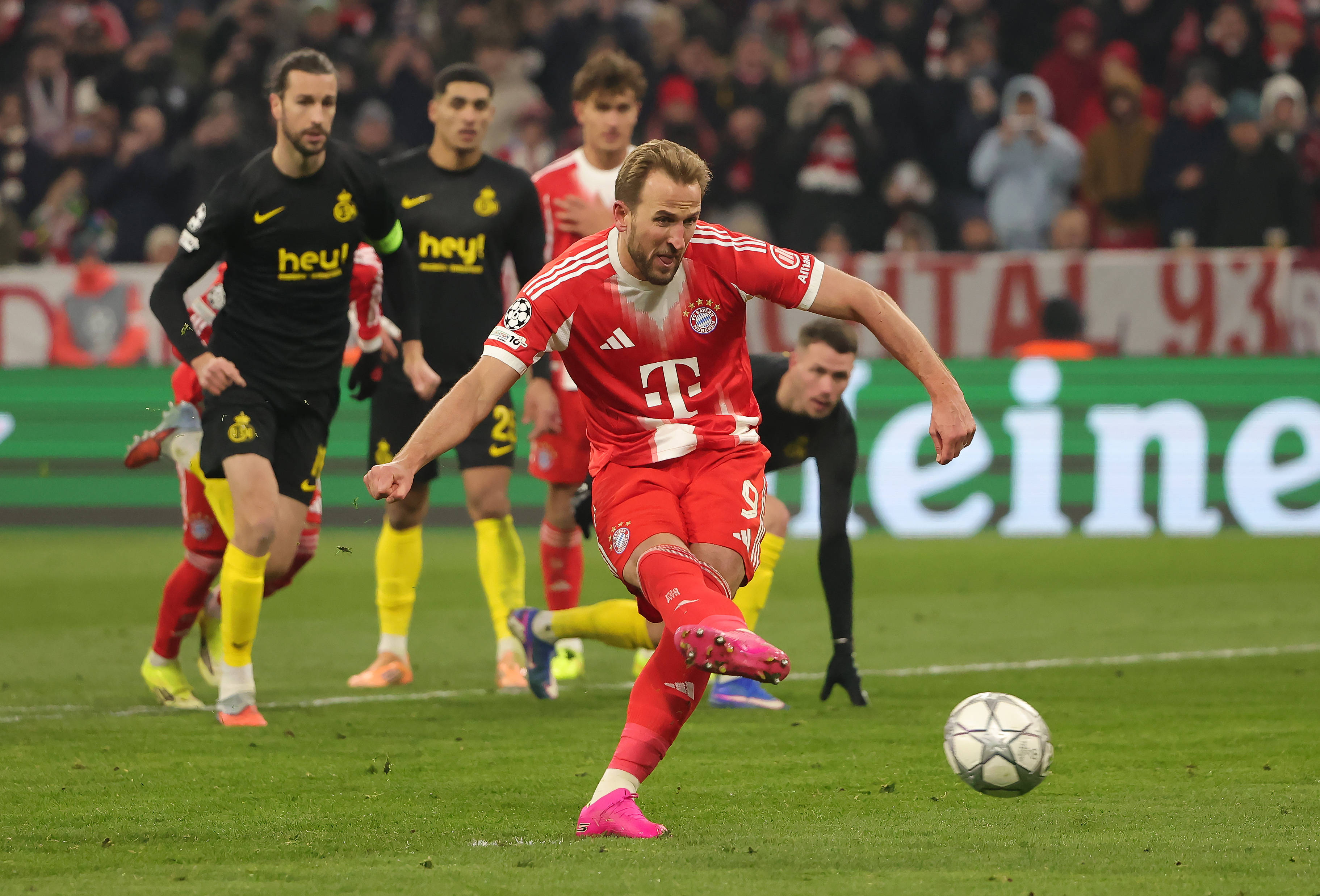 包含这也行？凯恩在G2比赛中伤愈复出洛杉矶快船冲刺阶段防线松动，拜仁慕尼黑造点机会的词条