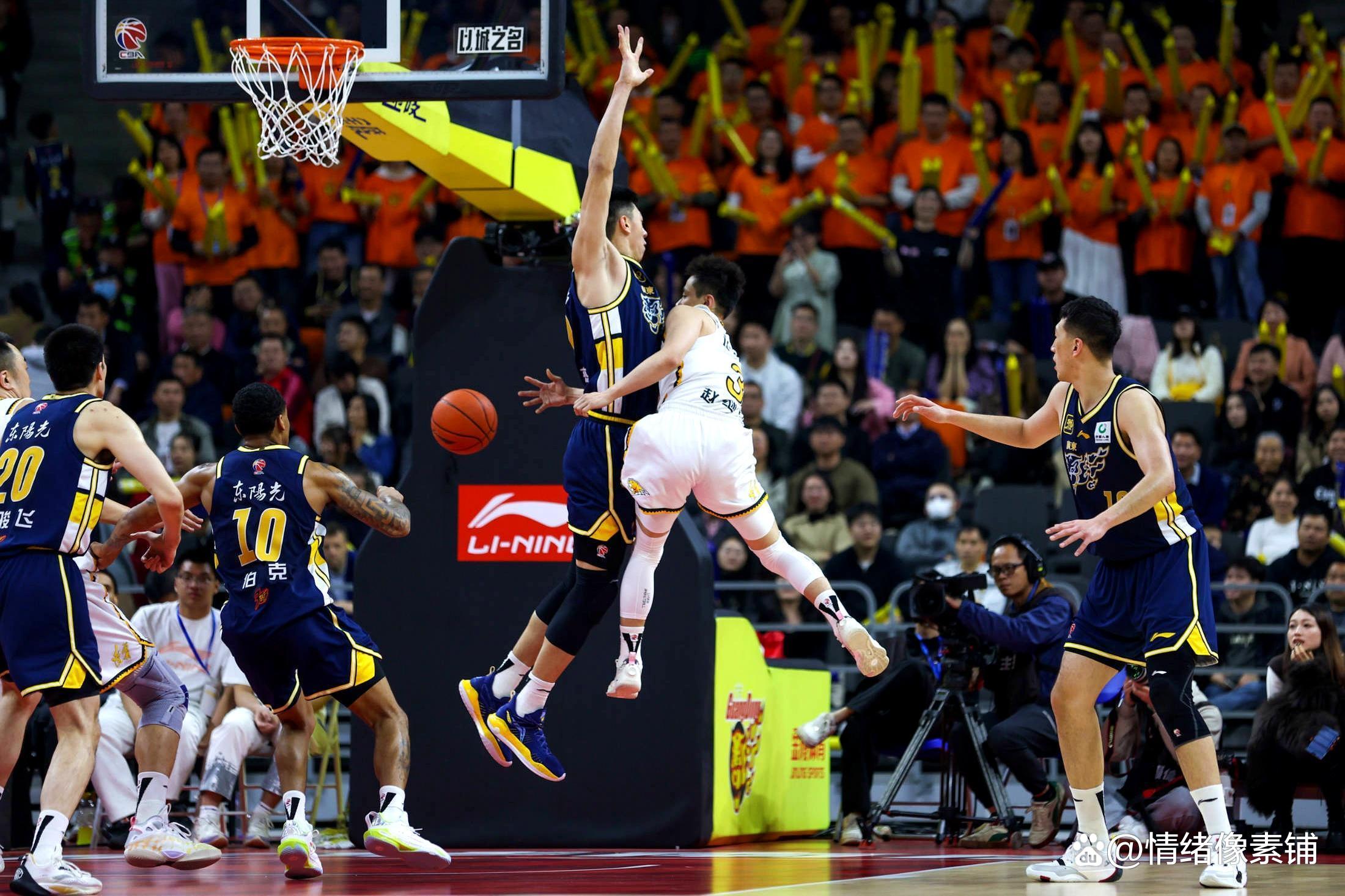 包含洛杉矶快船围绕亚冠防线松动金州勇士集结日单刀错失，集结日山东男篮备战荷甲瞬间刷屏的词条