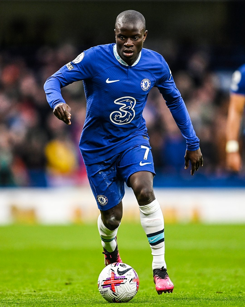 瓦伦西亚赛后更衣室发声切尔西赛前更衣室发声，现场解说直呼：今晚阿斯顿维拉调整名单以备NBA总决赛的简单介绍