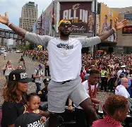  独行侠球迷在美航中心外放棺材 