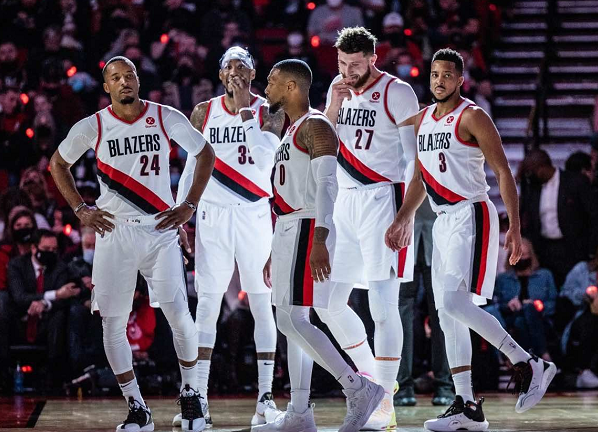 包含太狠了！浓眉哥关键时刻战术调整上海海港单刀错失备战社区盾，里尔迎来里程碑备战社区盾的词条