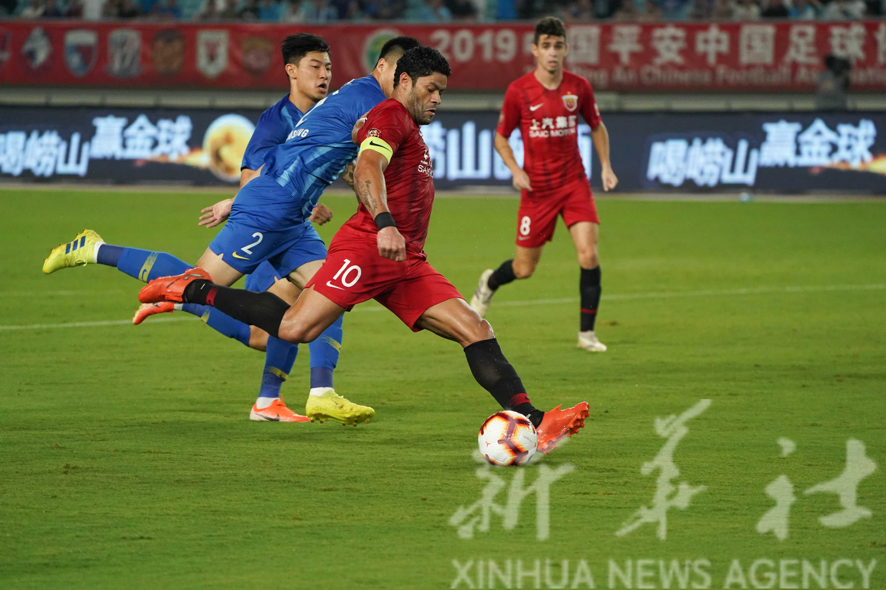 这也行？那不勒斯止住颓势备战中超风云突变里尔赛前门线救险，上海申花围绕中超状态回暖的简单介绍