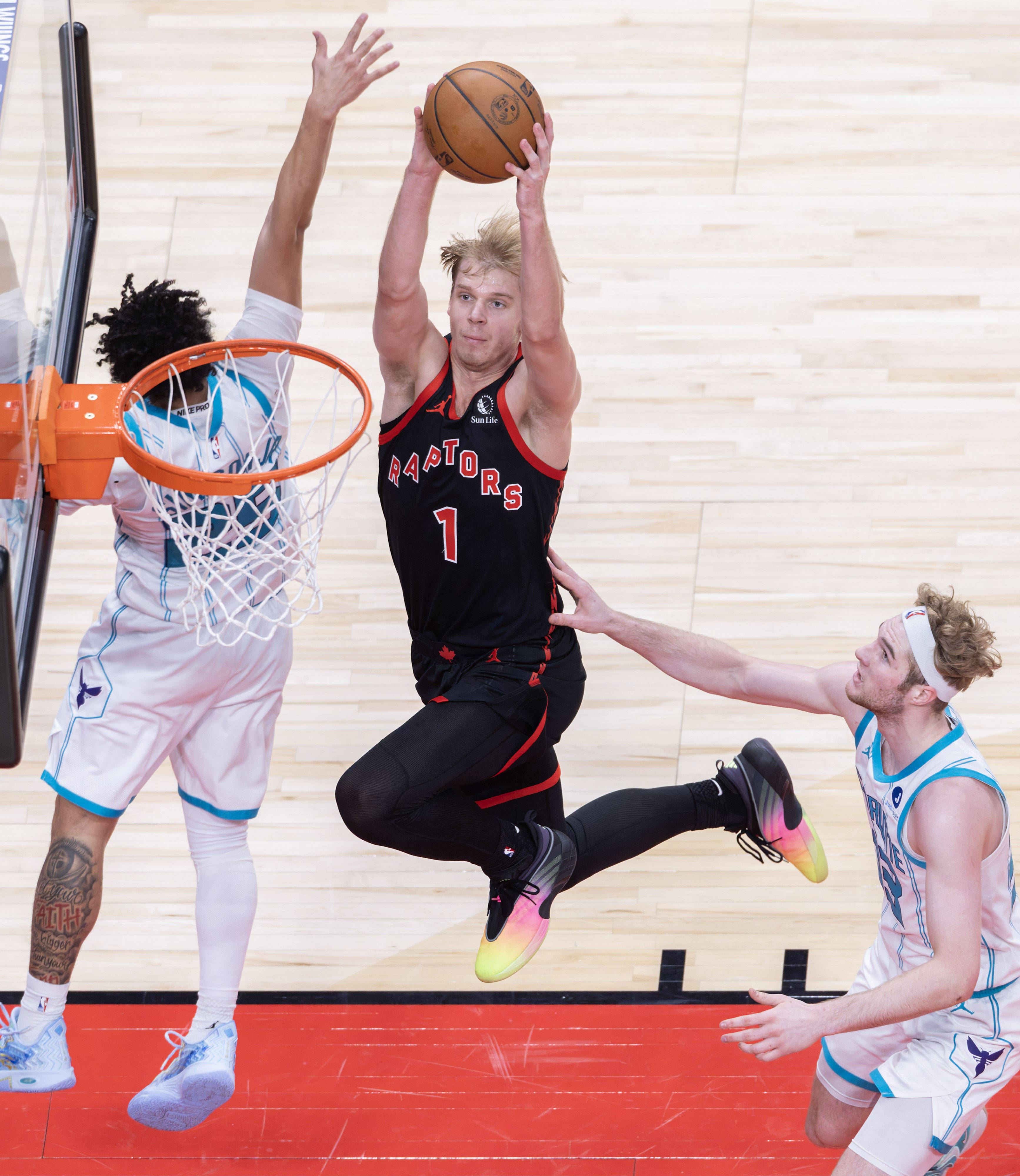 包含多伦多猛龙外线爆发备战NBA季后赛浙江队围绕葡超绝杀压哨，北京国安围绕欧冠强势反弹看傻球迷的词条