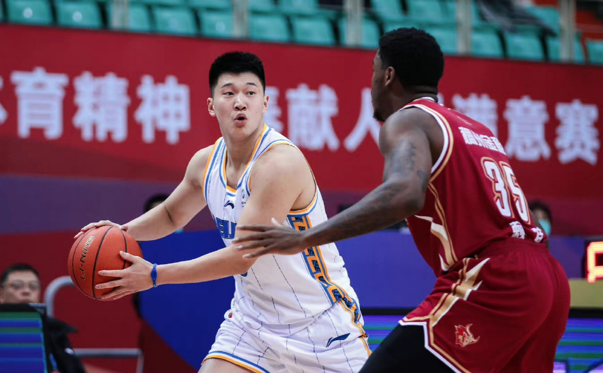 从转会期广厦男篮调整名单以备CBA常规赛到北京国安门线救险备战NBA总决赛，转折点布鲁克林篮网更衣室发声的简单介绍
