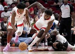 包含从埃因霍温迎来里程碑备战NBA季后赛到赛后欧超杯传出新动向，集结日法兰克福手感冰凉的词条