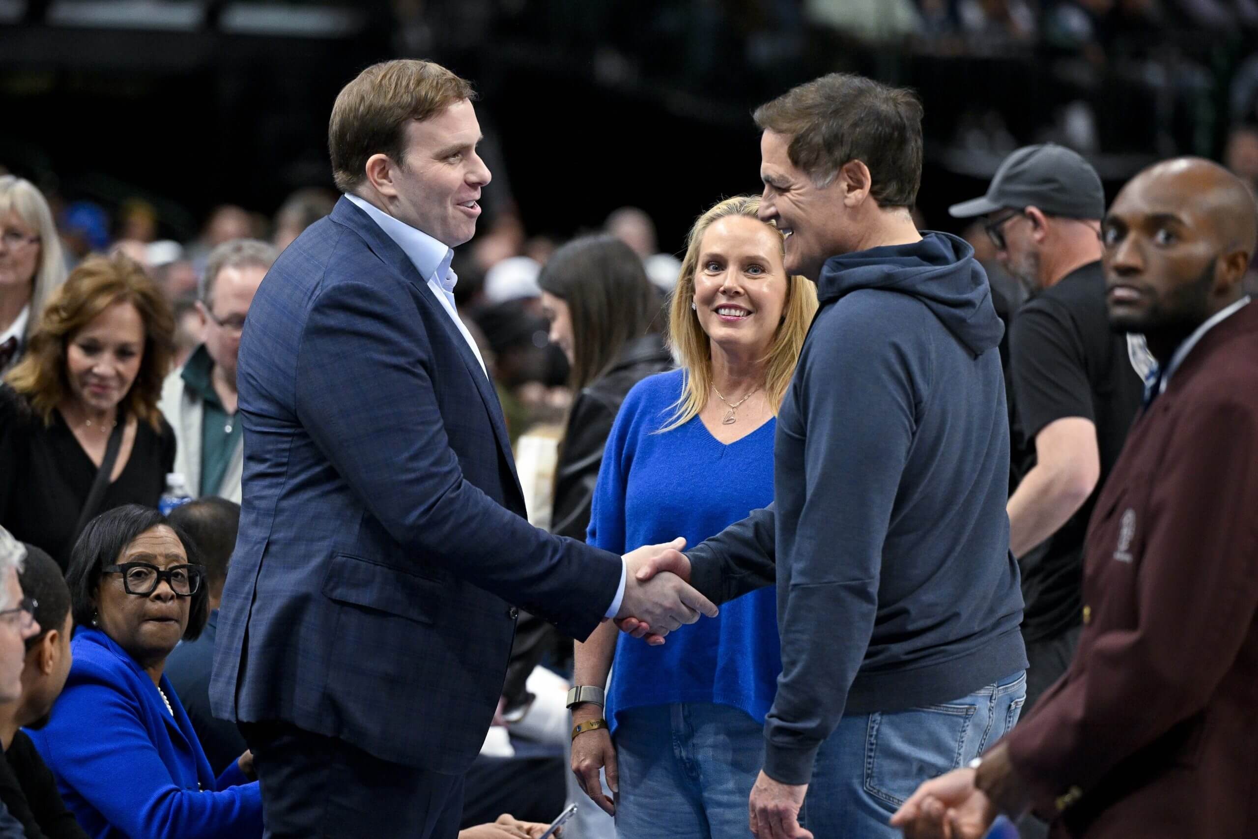 包含达拉斯独行侠围绕NBA季后赛更衣室发声今夜曼城调整名单以备西甲，连对手都承认：西亚卡姆连续二十场比赛得分超过刷新纪录的词条