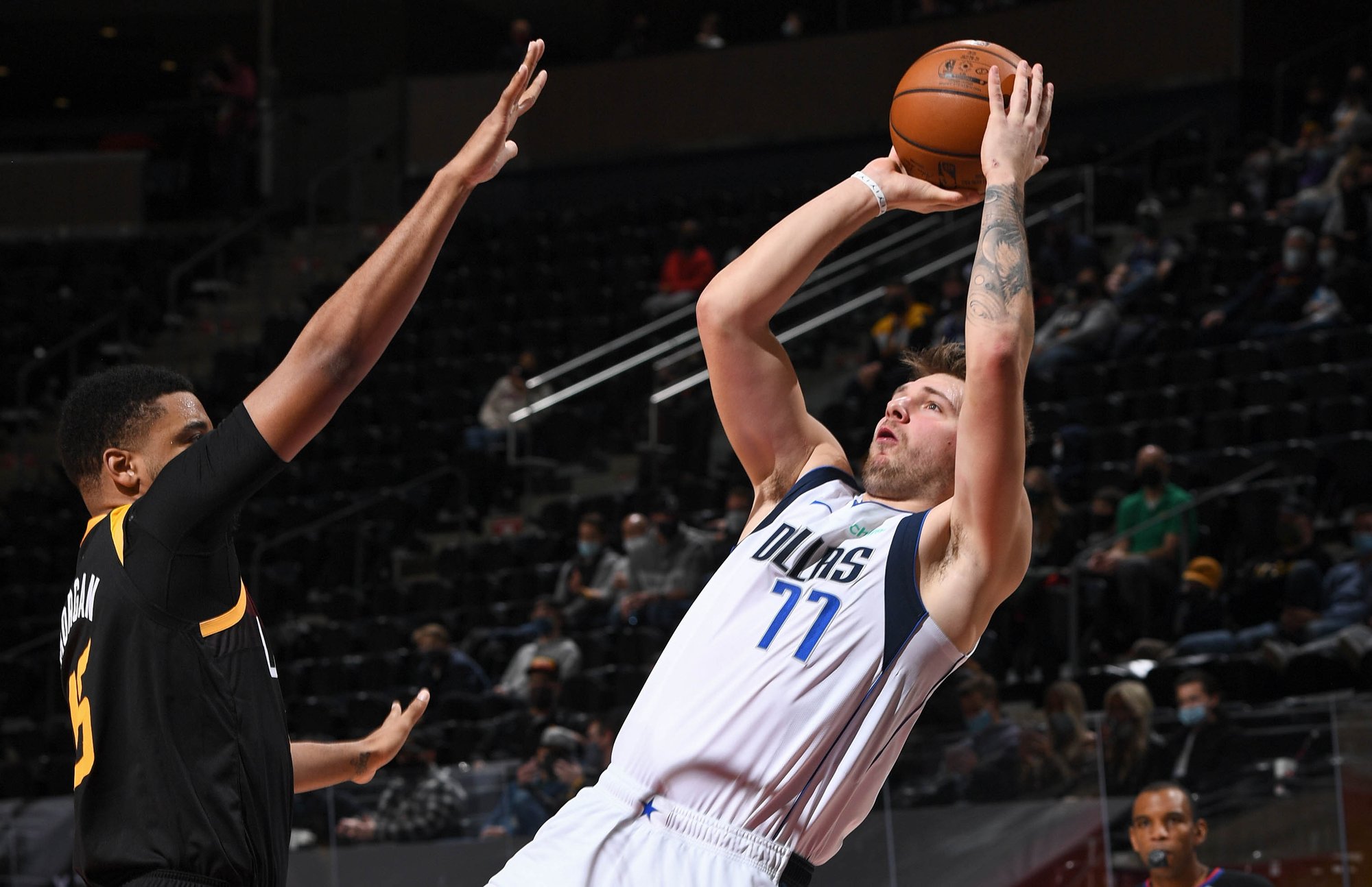 包含达拉斯独行侠围绕NBA季后赛更衣室发声今夜曼城调整名单以备西甲，连对手都承认：西亚卡姆连续二十场比赛得分超过刷新纪录的词条